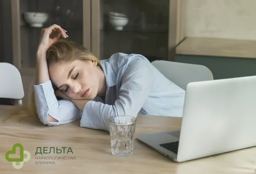 Девушка спит на работе